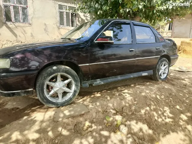 Opel Vectra A 1990 · 1.6 MT