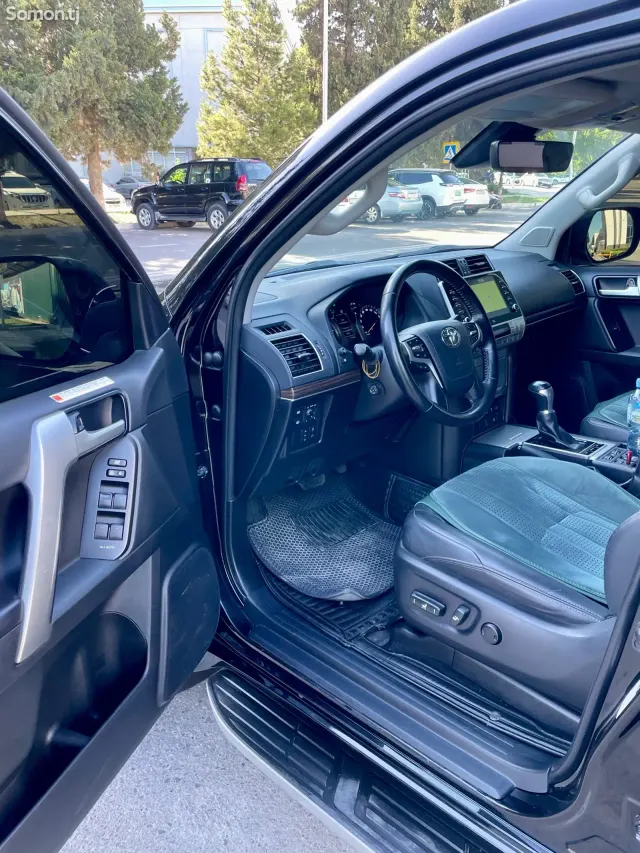 Toyota Land Cruiser Prado 2022 · 2.8 AT