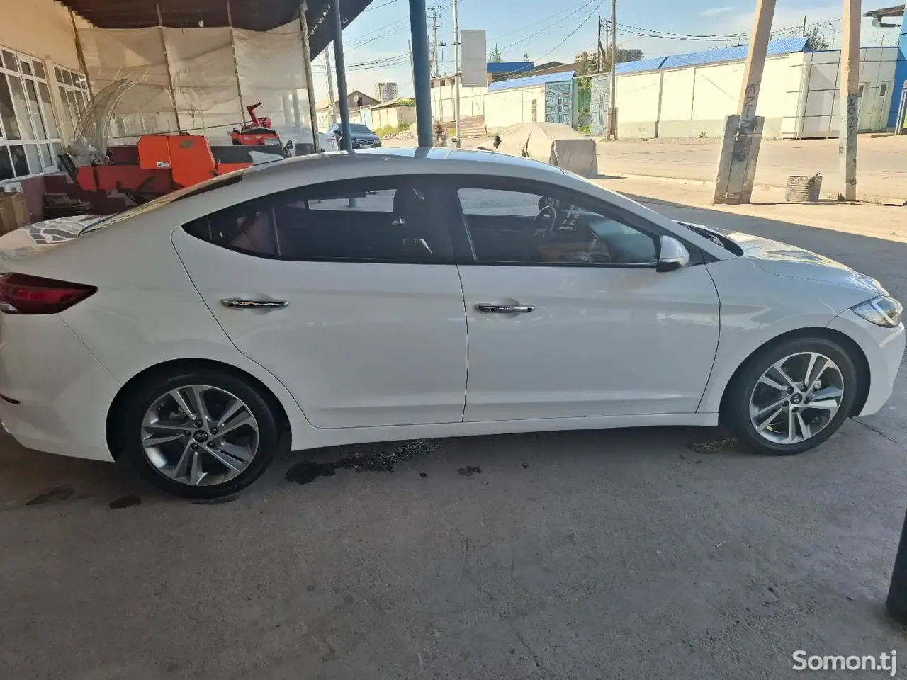 Hyundai Avante 2015 · 1.6 AT