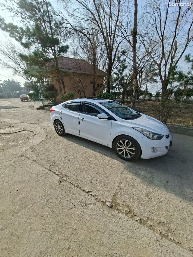Hyundai Avante 2013 · 1.6 AT