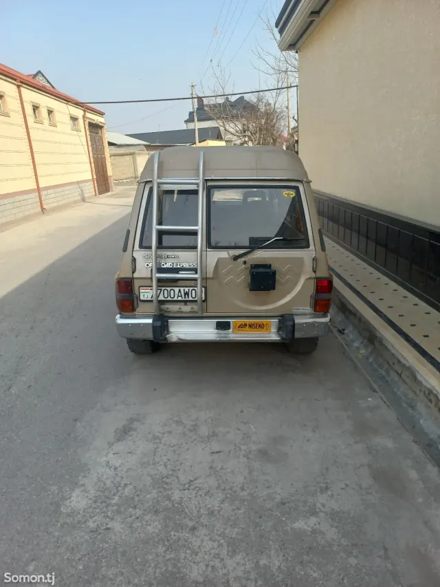 Nissan Patrol 1990 · 3.0 AT