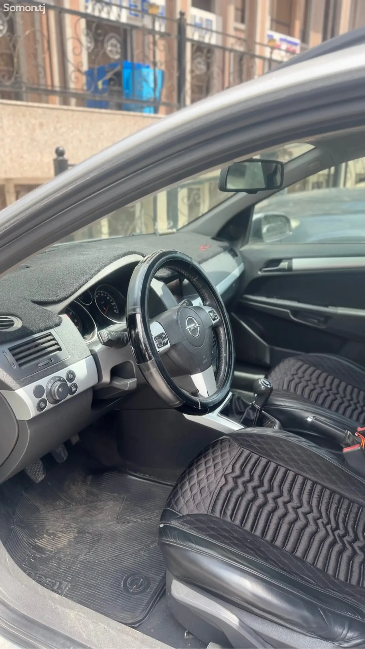 Opel Astra H 2009 · 1.6 MT