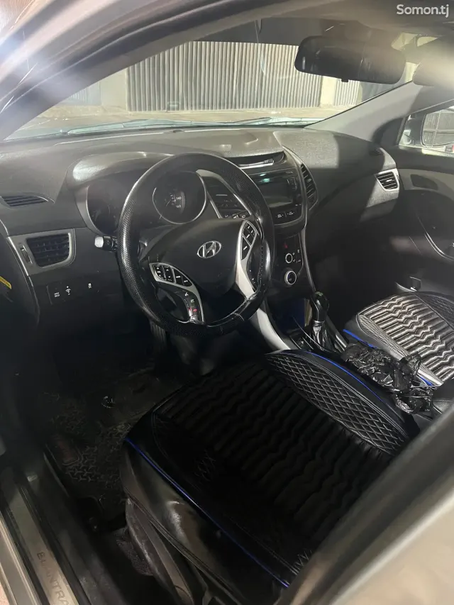 Hyundai Elantra 2015 · 1.8 AT