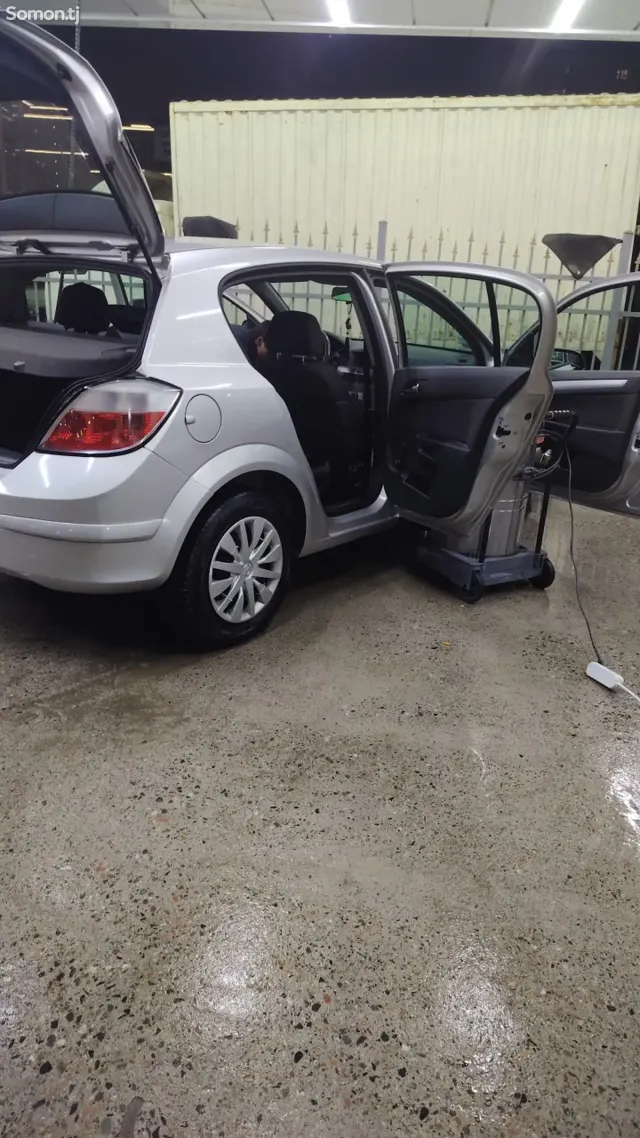 Opel Astra H 2006 · 1.6 MT