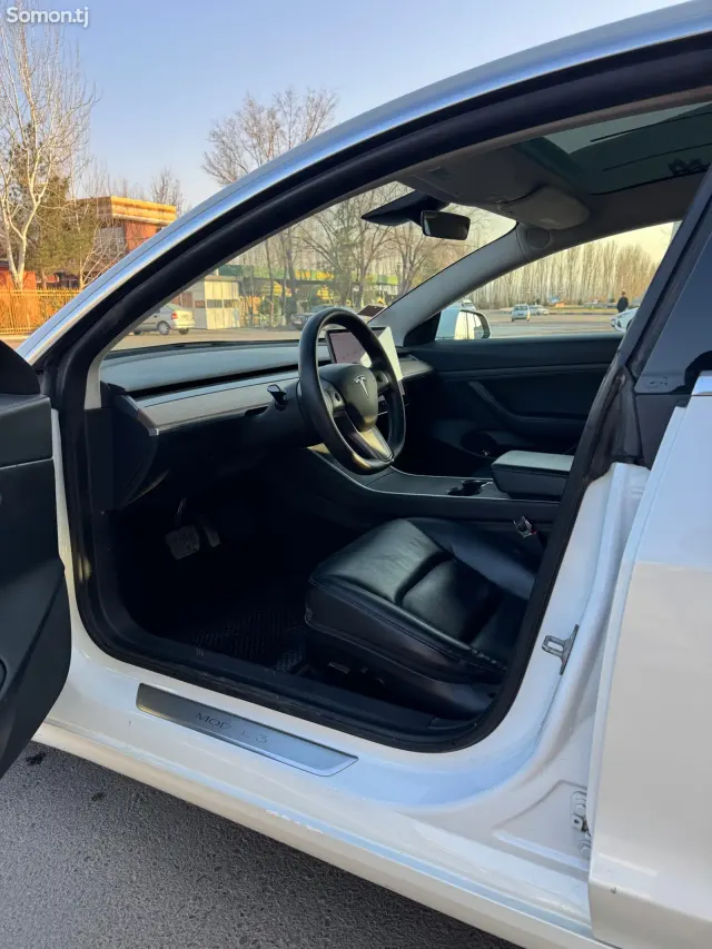 Tesla Model 3 2021 · AT