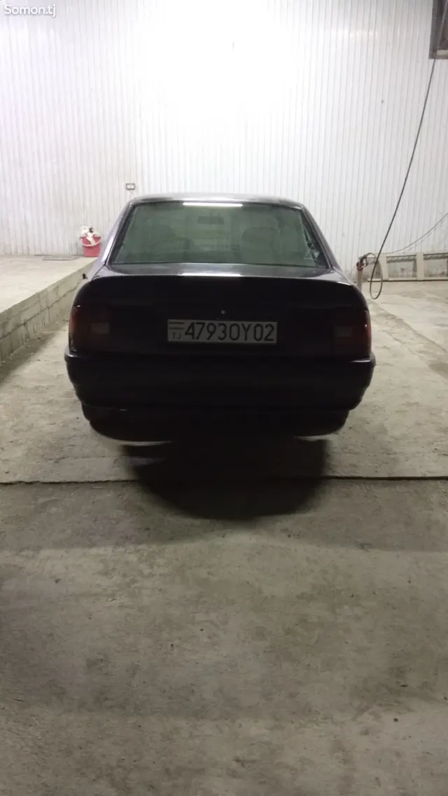 Opel Vectra A 1992 · 1.6 MT