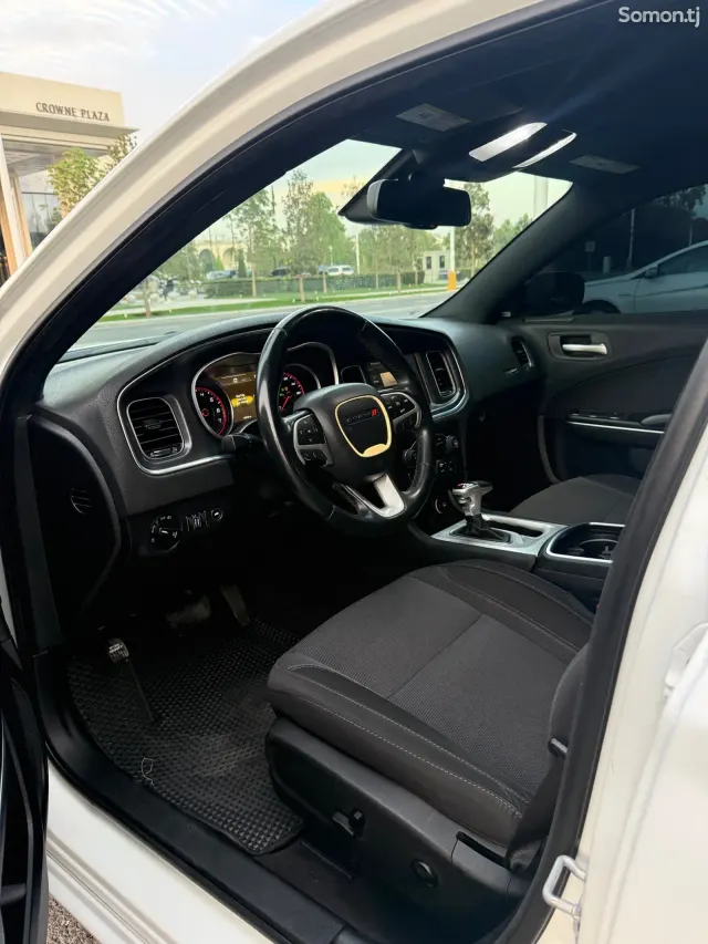 Dodge Charger 2016 · 3.7 AT