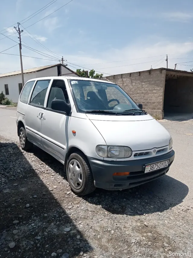 Nissan Serena 1995 · 1.8 MT