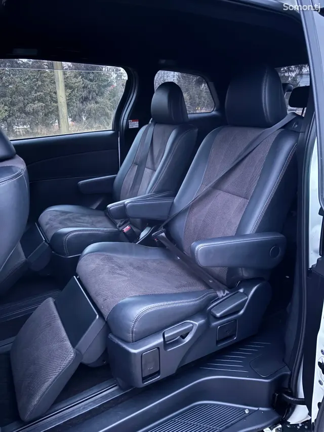 Toyota Estima 2016 · 2.4 AT