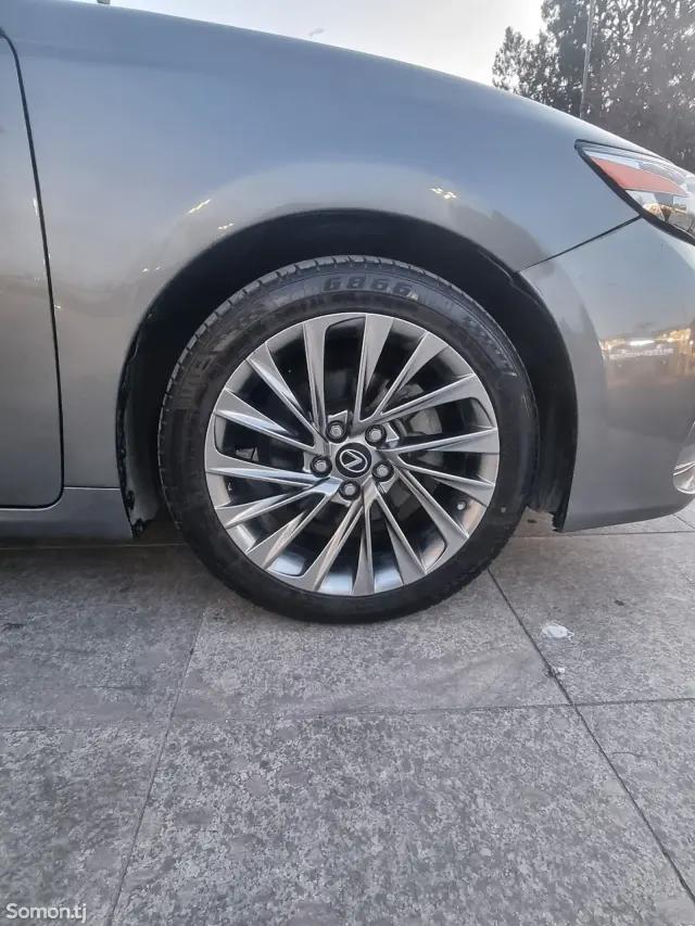 Lexus ES series 2014 · 2.5 AT
