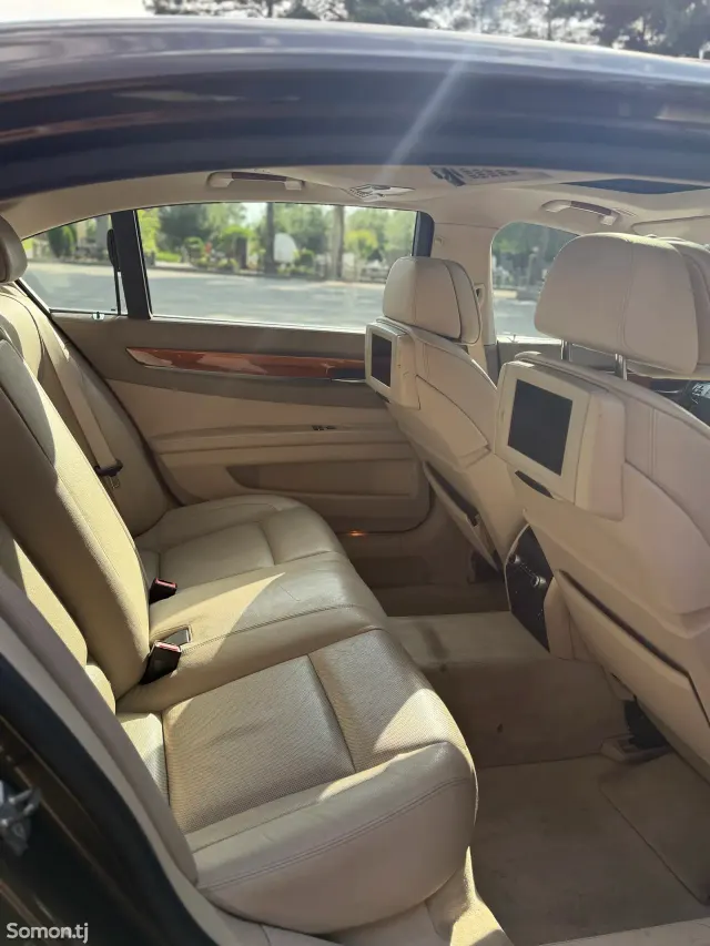 BMW 7 series 2012 · 3.0 AT