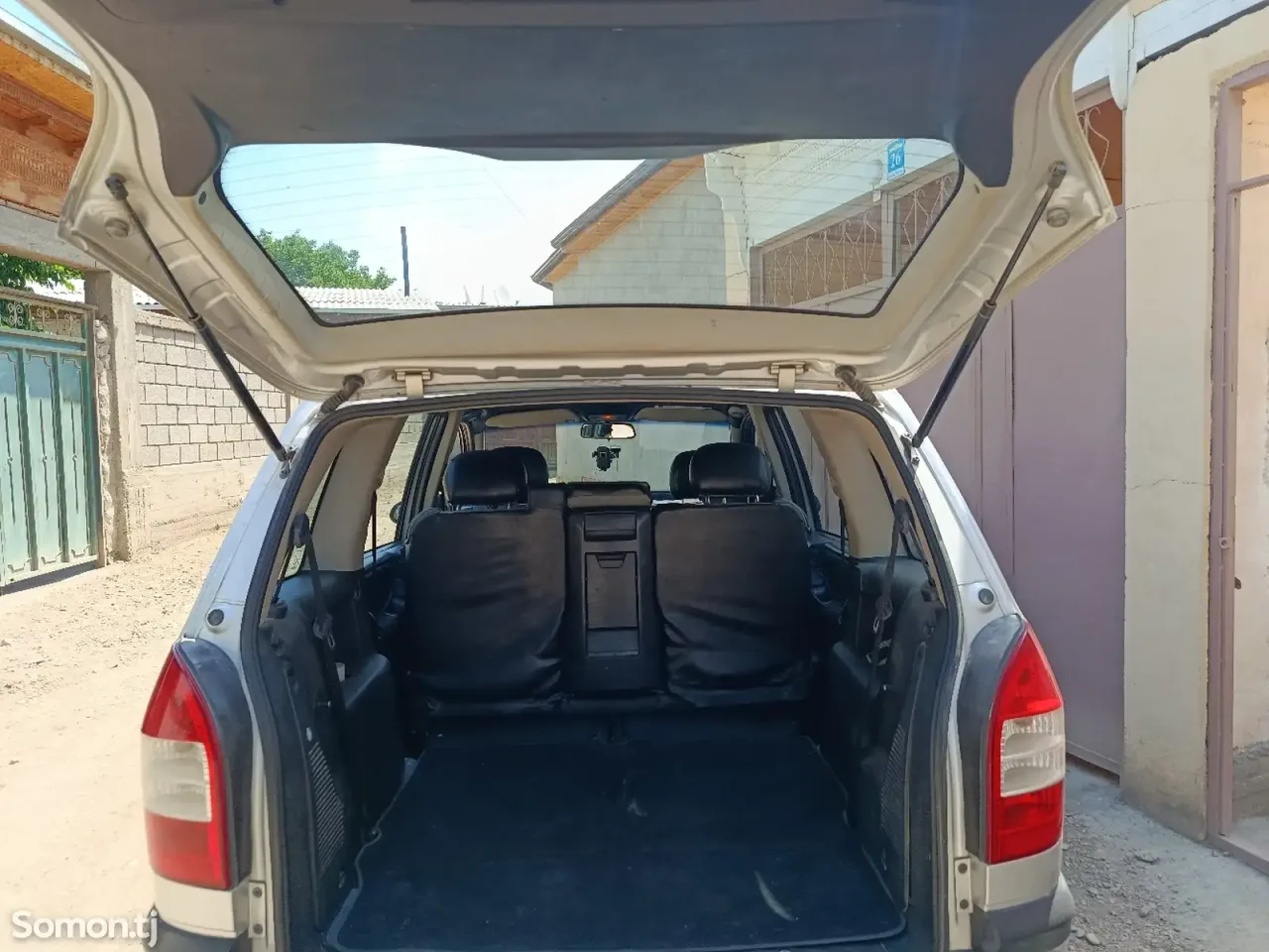 Opel Zafira 2003 · 1.6 MT