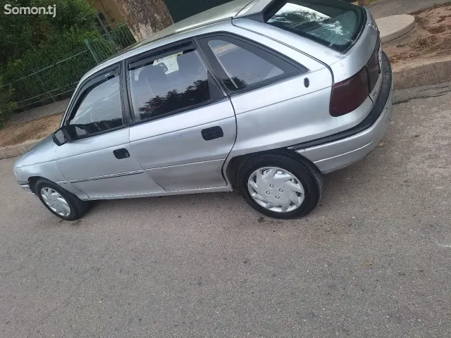 Opel Astra F 1993 · 1.6 MT