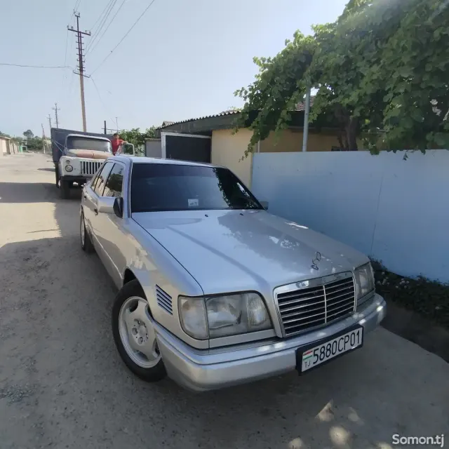 Mercedes-Benz W124 1995 · 2.7 MT