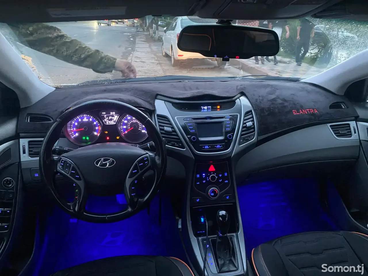 Hyundai Elantra 2015 · 1.6 AT