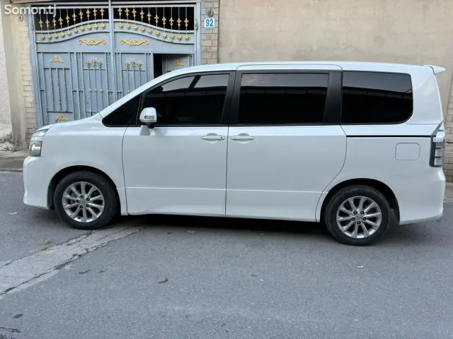 Toyota Voxy 2010 · 2.0 CVT