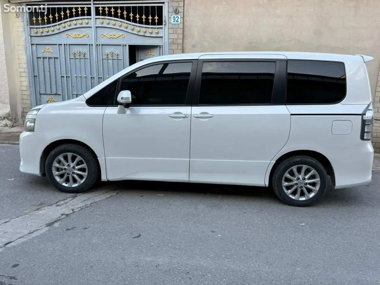 Toyota Voxy 2010 · 2.0 CVT