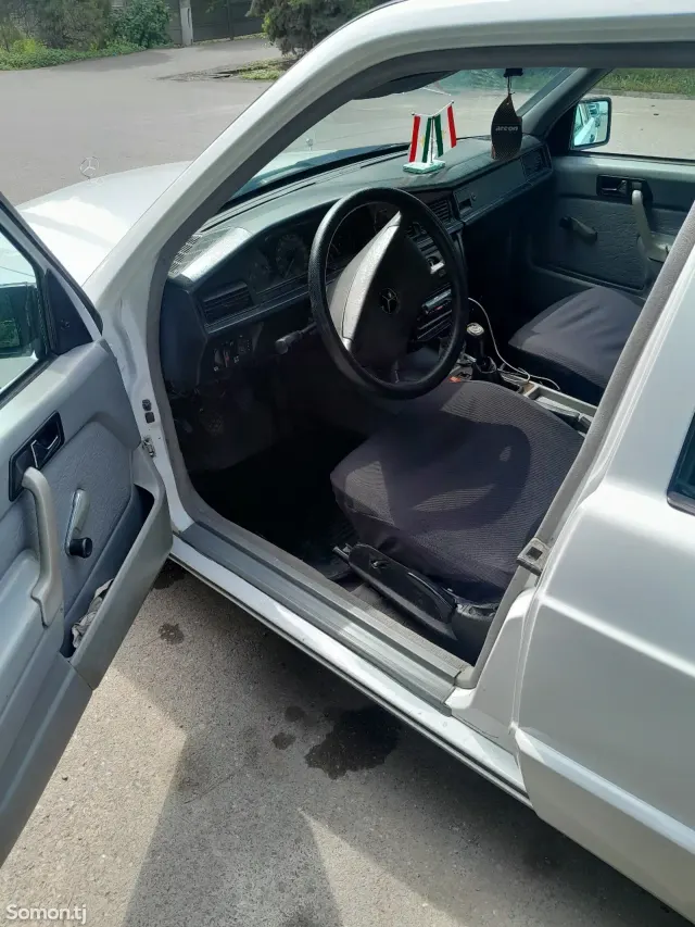 Mercedes-Benz W201 1990 · 1.8 MT