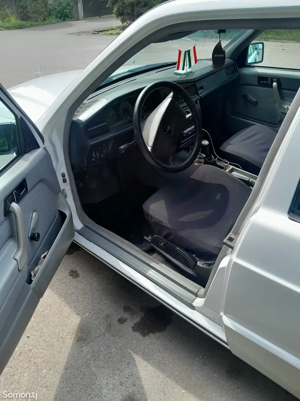 Mercedes-Benz W201 1990 · 1.8 MT