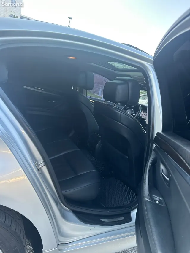 BMW M5 2011 · 2.8 AT