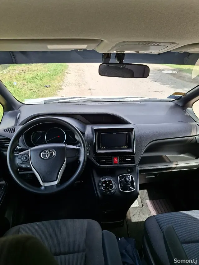 Toyota Voxy 2014 · 1.8 AT