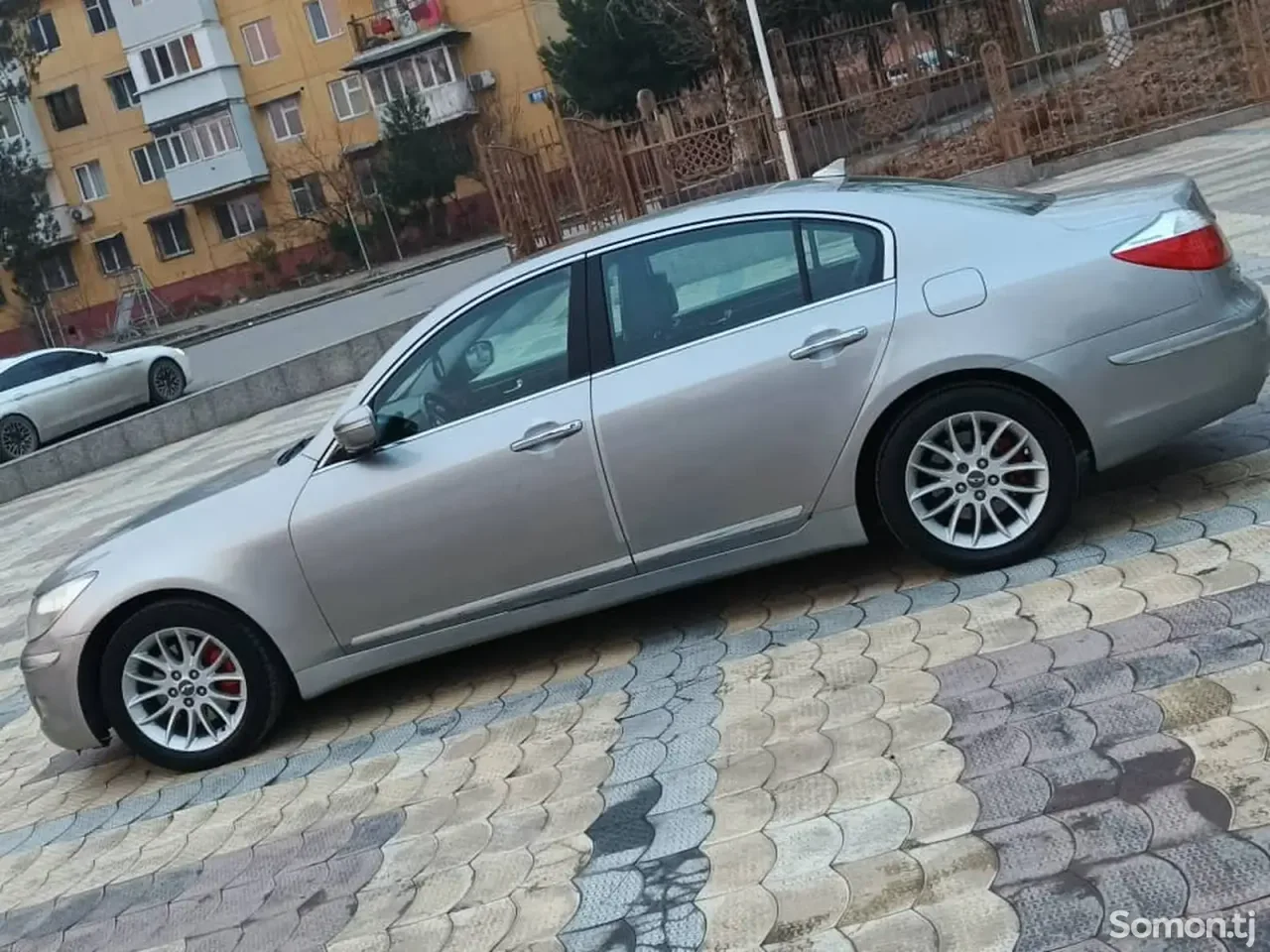 Hyundai Genesis 2010 · 3.0 AT