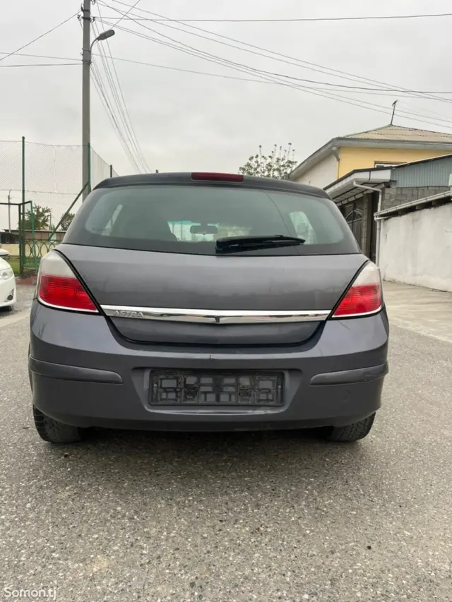 Opel Astra H 2004 · 1.6 MT
