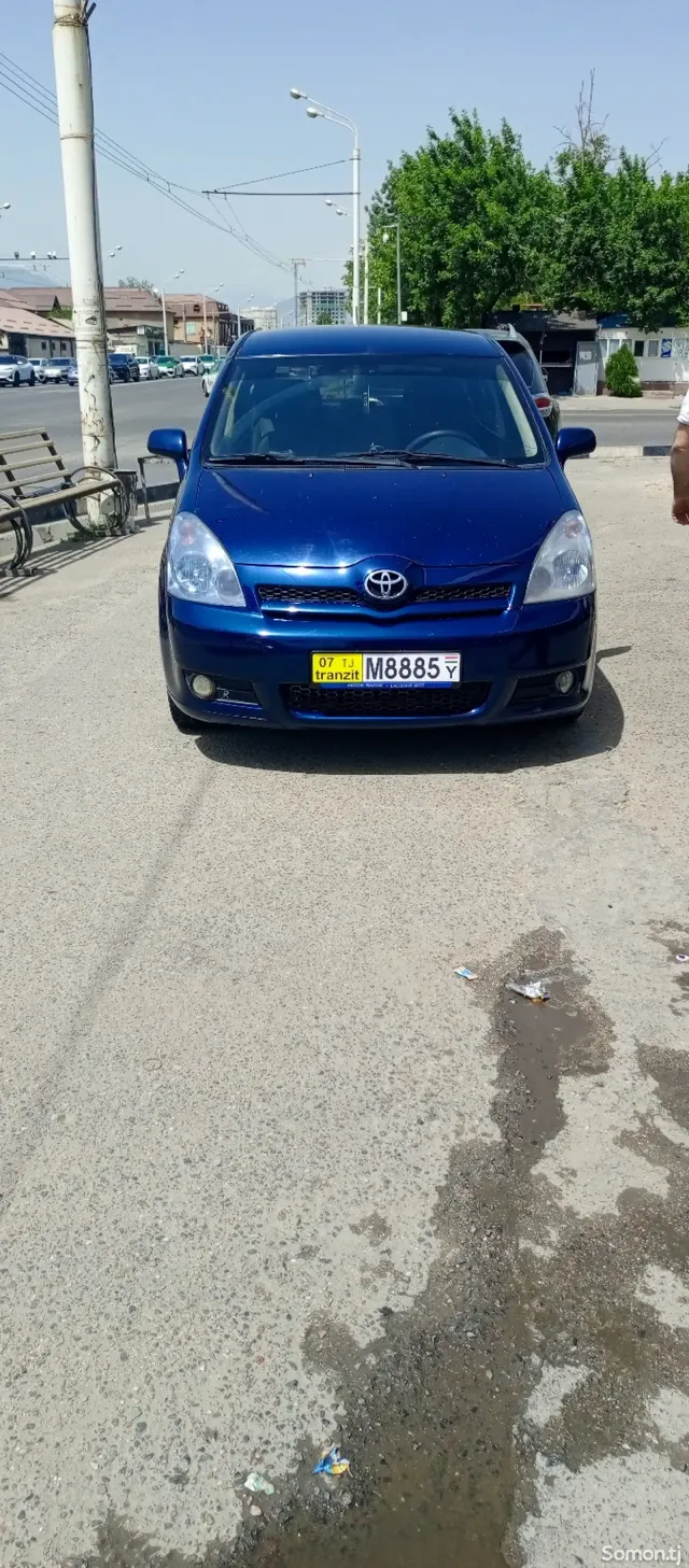 Toyota Corolla Verso 2006 · 2.2 MT