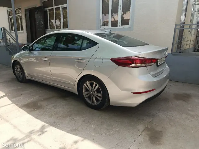 Hyundai Elantra 2016 · 2.0 AT