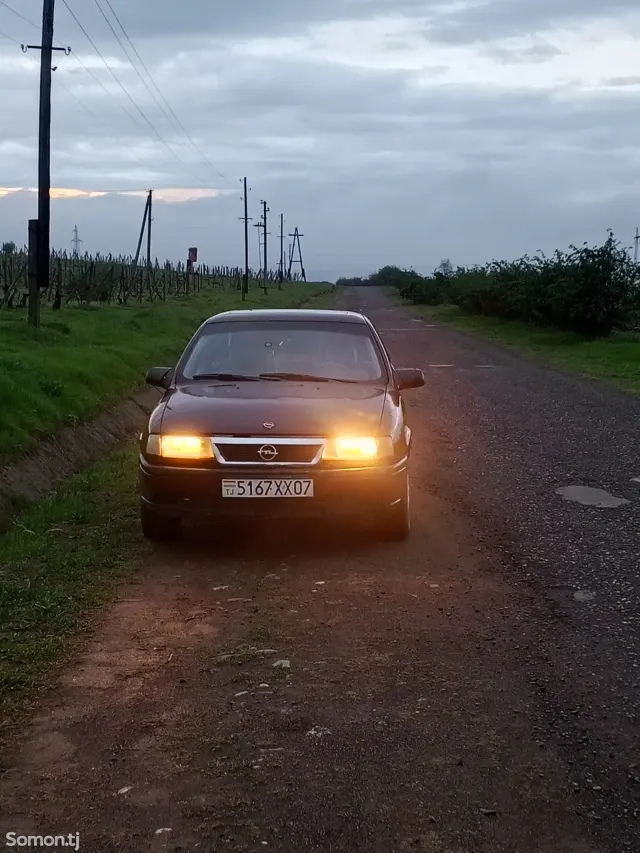 Opel Vectra A 1991 · 1.8 MT