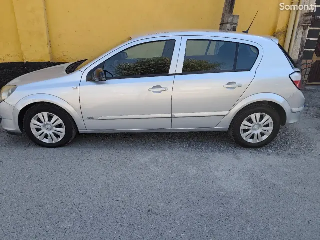 Opel Astra H 2004 · 1.8 MT