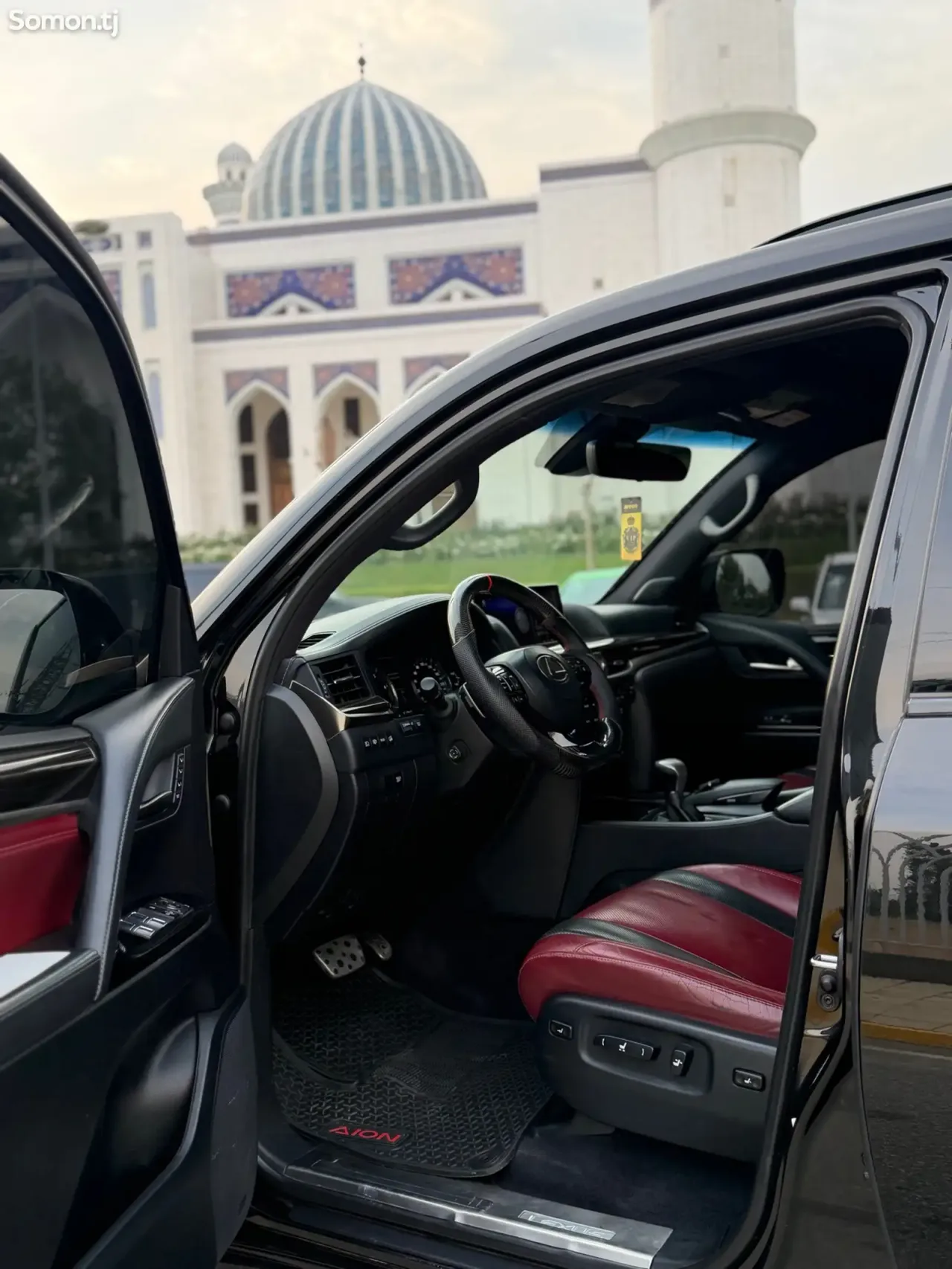 Lexus LX series 2017 · 5.7 AT