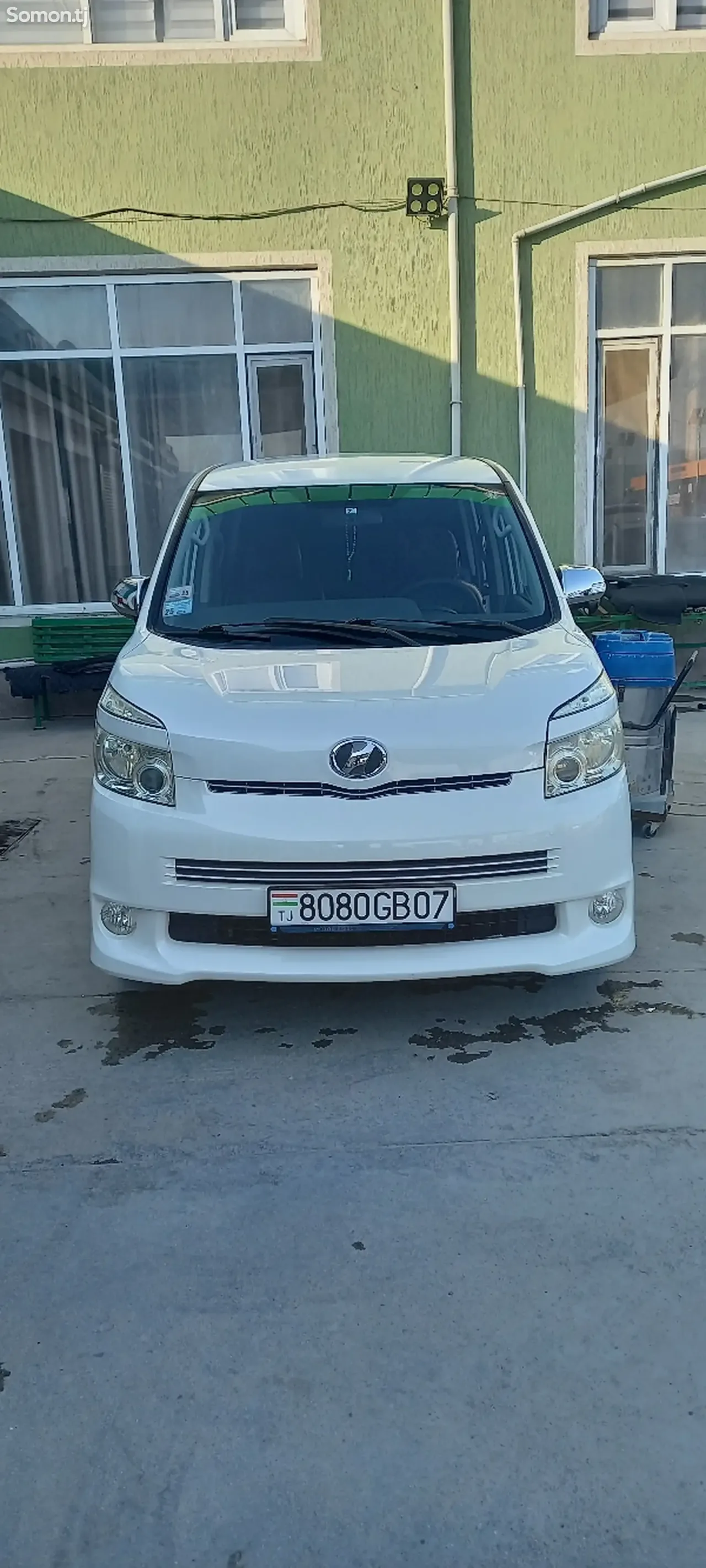 Toyota Voxy 2010 · 2.0 AT