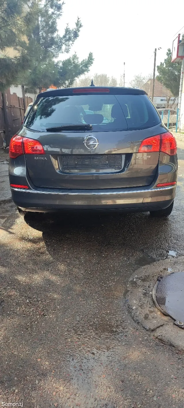 Opel Astra J 2014 · 1.6 MT