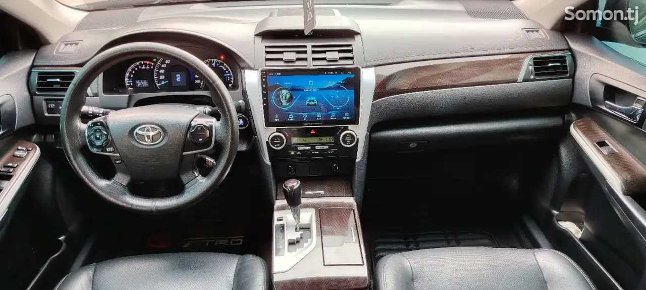 Toyota Camry 2014 · AT