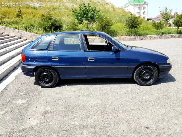 Opel Astra F 1992 · 1.6 MT