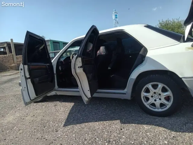 Mercedes-Benz W124 1990 · 2.0 MT