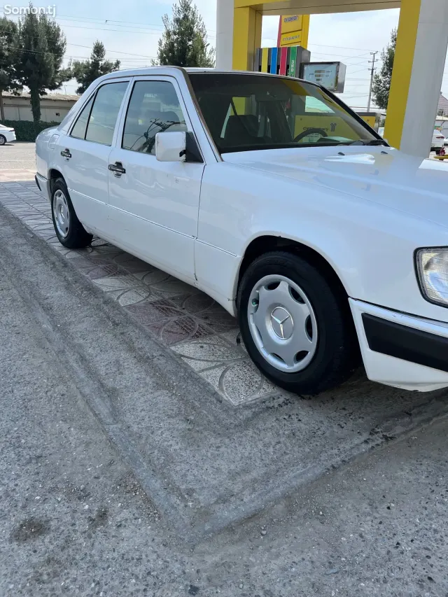 Mercedes-Benz W124 1990 · 2.5 MT