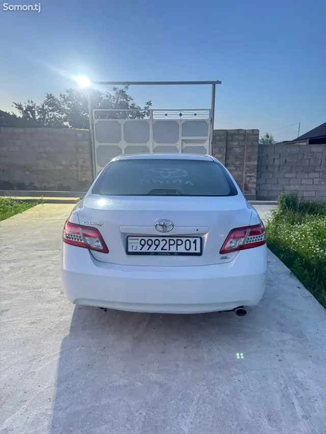 Toyota Camry 2010 · AT