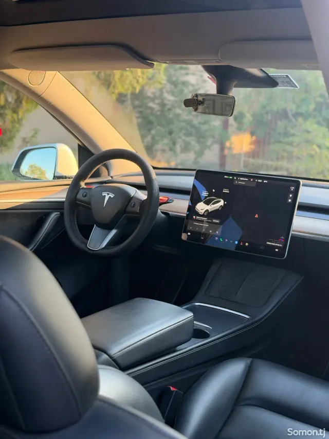 Tesla Model Y 2021 · AT