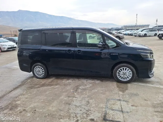 Toyota Voxy 2014 · 1.8 AT