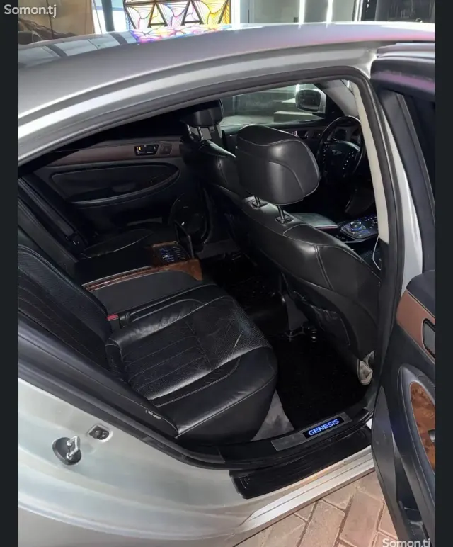Hyundai Genesis 2008 · 3.5 AT