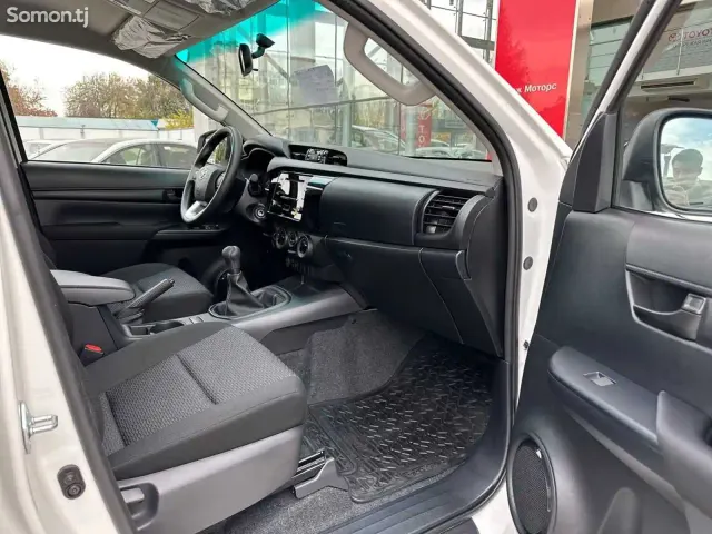 Toyota Hilux 2025 · 2.4 MT