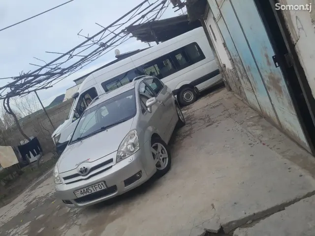 Toyota Avensis Verso 2006 · 1.8 MT