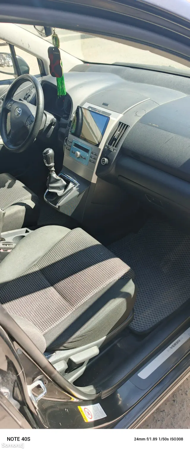 Toyota Corolla Verso 2006 · 2.2 MT
