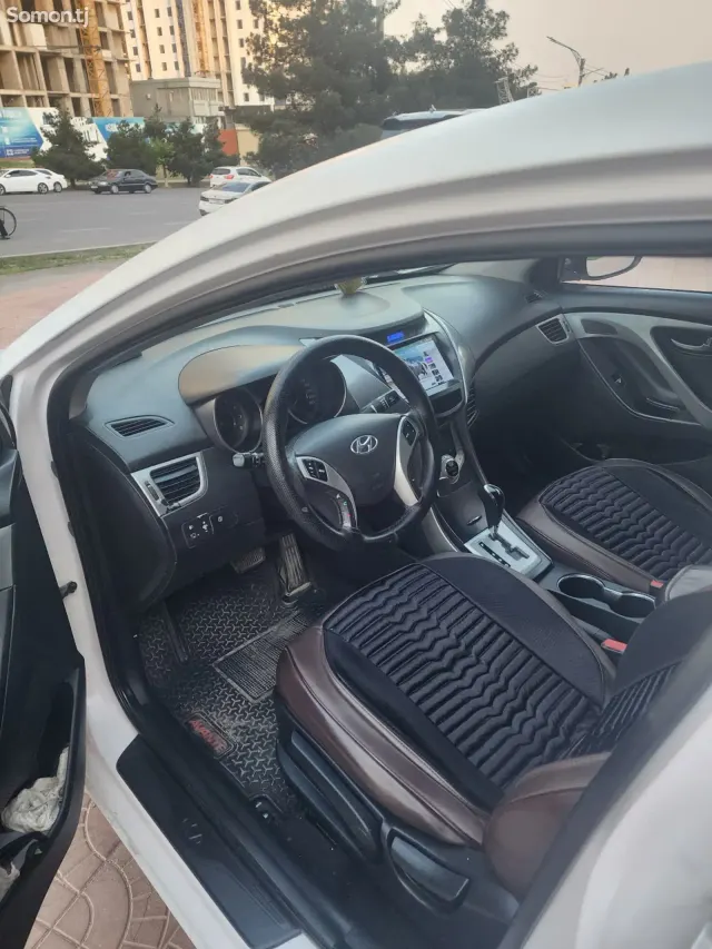 Hyundai Elantra 2012 · 1.6 AT