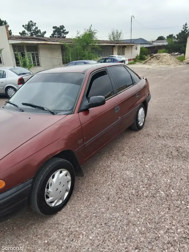 Opel Astra F 1993 · 1.6 MT
