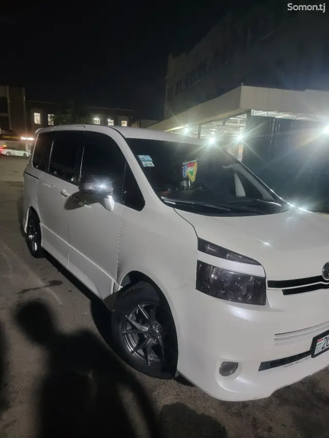 Toyota Voxy 2008 · 2.0 CVT
