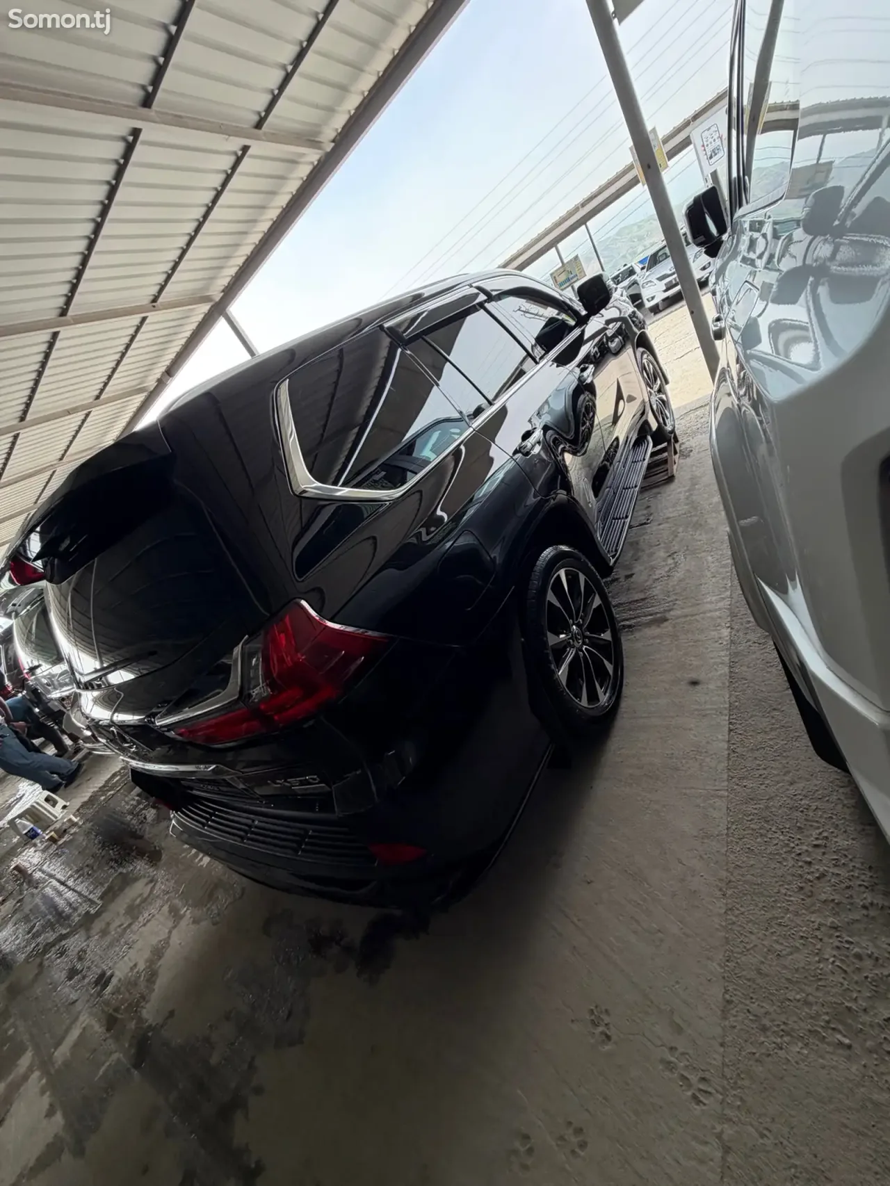 Lexus LX series 2018 · 5.7 AT