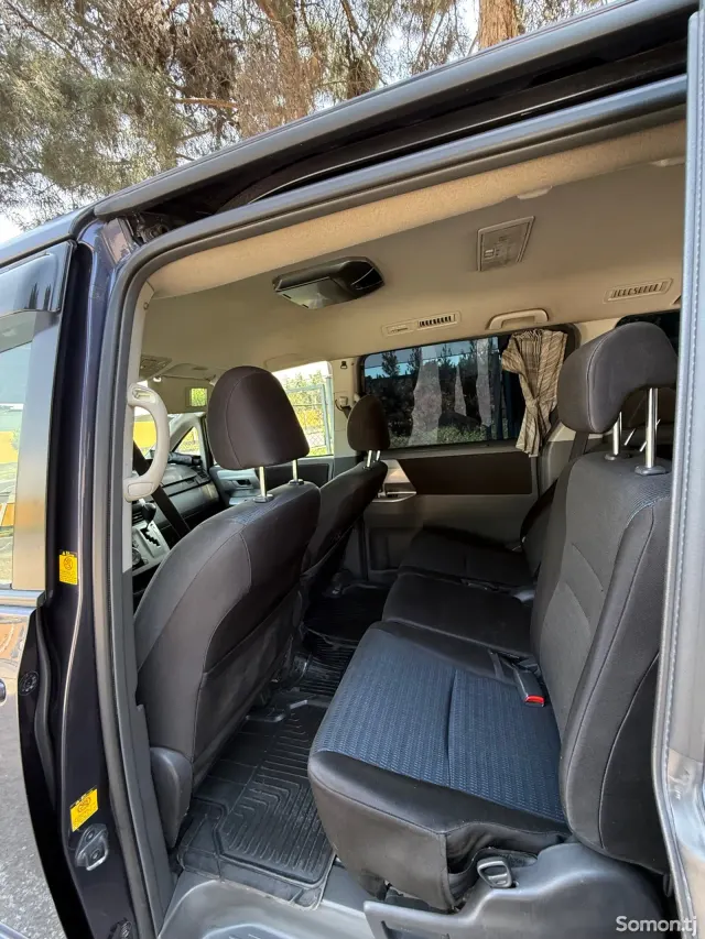 Toyota Voxy 2009 · 2.0 AT